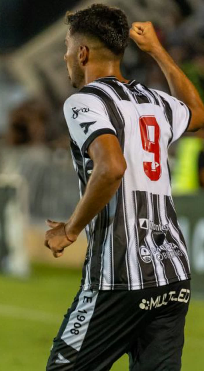 Santos homenageia Naty Potira com patch na camisa contra o São Paulo